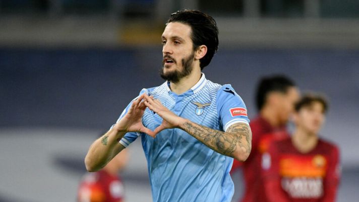 ROME, ITALY - JANUARY 15: Luis Alberto of SS Lazio celebrates a second goal during the Serie A match between SS Lazio and AS Roma at Stadio Olimpico on January 15, 2021 in Rome, Italy. (Photo by Marco Rosi - SS Lazio/Getty Images) I voti ufficiali al fantacalcio: brilla Luis Alberto, affonda Dzeko! Mkhitaryan flop - immagine 1
