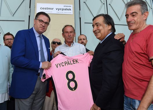 PALERMO, ITALY - OCTOBER 20: Andrea Cardinaletti, CEO of US Citta di Palermo, Zdenek Zeman, Leoluca Orlando, Mayor of Palermo, and Salvatore Antibo attend the Cestmir Vycpalek remembrance ceremony at Stadio Renzo Barbera on October 20, 2014 in Palermo, Italy. (Photo by Tullio M. Puglia/Getty Images) Palermo