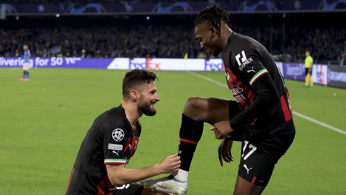 NAPLES, ITALY - APRIL 18: Olivier Giroud (L) of AC Milan celebrates with Rafael Leao (R) after scoring the his team's open goal during the UEFA Champions League quarterfinal second leg match between SSC Napoli and AC Milan at Stadio Diego Armando Maradona on April 18, 2023 in Naples, Italy. (Photo by Giuseppe Cottini/AC Milan via Getty Images) Champions, Napoli-Milan 1-1: Giroud segna e Maignan para: è semifinale - immagine 1