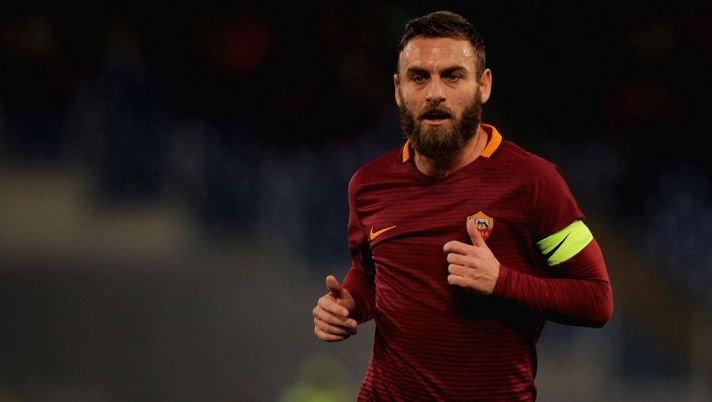 ROME, ITALY - JANUARY 22: Daniele De Rossi of AS Roma looks on during the Serie A match between AS Roma and Cagliari Calcio at Stadio Olimpico on January 22, 2017 in Rome, Italy. (Photo by Paolo Bruno/Getty Images) Roma, un infortunio dietro all’esclusione di De Rossi col Pescara - immagine 1