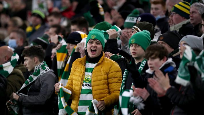 GLASGOW, SCOTLAND - DECEMBER 09: Celtic fans during the UEFA Europa League group G match between Celtic FC and Real Betis at Celtic Park on December 09, 2021 in Glasgow, Scotland. (Photo by Ian MacNicol/Getty Images) I consumatori di Siviglia: “Il Betis restituisca il 50% del costo dei biglietti per il derby sospeso” - immagine 1