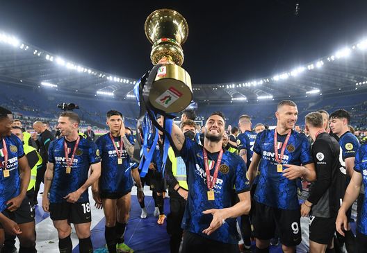 ROME, ITALY - MAY 11: Hakan Calhanoglu of FC Internazionale celebrates with the Coppa Italia Trophy after victory in the Coppa Italia Final match between Juventus and FC Internazionale at Stadio Olimpico on May 11, 2022 in Rome, Italy. (Photo by Francesco Pecoraro/Getty Images) Zhang: “Questa coppa rimarrà nella storia dell’Inter. Scudetto? Dobbiamo provarci. Sono…”- immagine 2