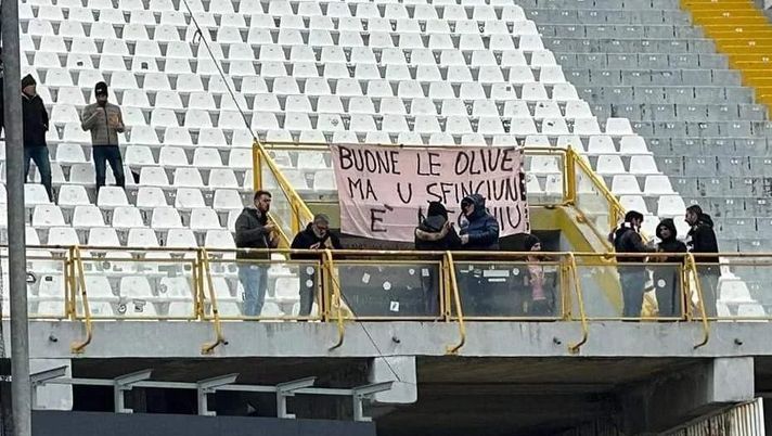 FOTO Ascoli-Palermo, striscione dei tifosi rosa al “Del Duca”: “Buone le olive ma…”  Palermo