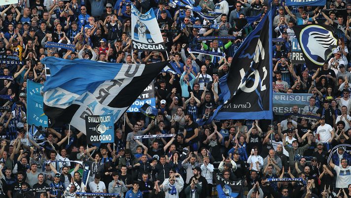 BERGAMO, ITALY - APRIL 22:  The Atalanta BC fans show their support at the end of the Serie A match between Atalanta BC and Bologna FC at Stadio Atleti Azzurri d'Italia on April 22, 2017 in Bergamo, Italy.  (Photo by Marco Luzzani/Getty Images) 