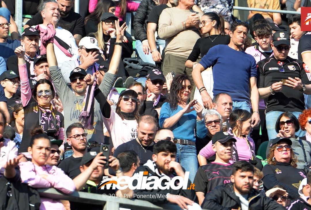 FOTOTIFO Palermo-Como 3-0, gli scatti ai tifosi al “Renzo Barbera” (GALLERY) - immagine 89
