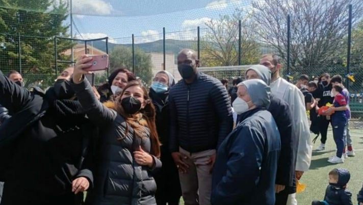 Una scuola del Sulcis in festa: che visita quella di David Suazo! Una scuola del Sulcis in festa: che visita quella di David Suazo! - immagine 1