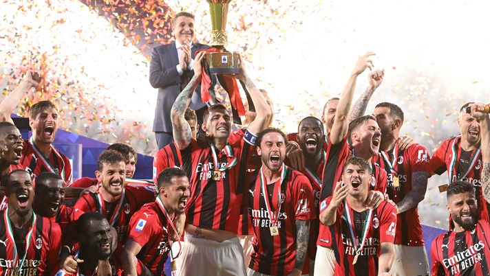 REGGIO NELL'EMILIA, ITALY - MAY 22: Alessio Romagnoli of AC Milan lifts the Serie A Scudetto trophy after their side finished the season as Serie A champions during the Serie A match between US Sassuolo and AC Milan at Mapei Stadium - Citta' del Tricolore on May 22, 2022 in Reggio nell'Emilia, Italy. (Photo by Chris Ricco/Getty Images) Serie A, domani il sorteggio del calendario: ecco i criteri di compilazione