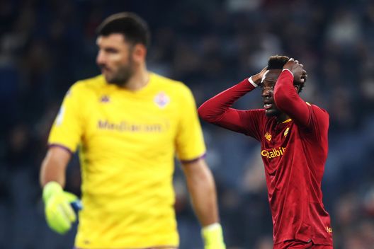 ROME, ITALY - JANUARY 15: Tammy Abraham of AS Roma reacts after a missed chance during the Serie A match between AS Roma and ACF Fiorentina at Stadio Olimpico on January 15, 2023 in Rome, Italy. (Photo by Paolo Bruno/Getty Images) La moViola: giusto il rosso a Dodò. CorSport: “Mani di Ikonè. Errore grave”- immagine 2