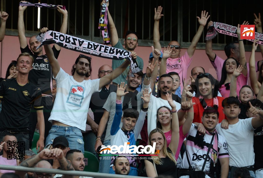 Fototifo, i tifosi allo stadio per Palermo-Feralpisaló 1-0 (gallery) - immagine 94