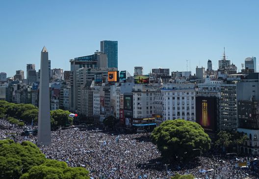 Buenos Aires, Donna Nuda Sfila E Balla Per Le Strade Per Festeggiare Il ...