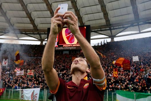 Che esultanza il Totti del derby! La più bella di sempre per i tifosi della Roma Che esultanza il Totti del derby! La più bella di sempre per i tifosi della Roma