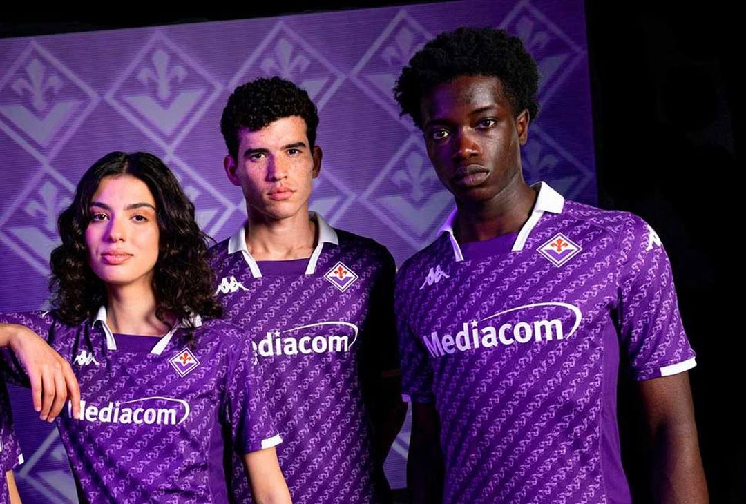 FOTO – I dettagli della nuova divisa della Fiorentina: dal colletto al DNA - immagine 11