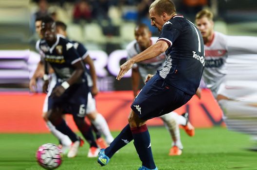 Maxi Lopez segna il rigore contro il Carpi, non basterà a rimontare Maxi Lopez segna il rigore contro il Carpi, non basterà a rimontare