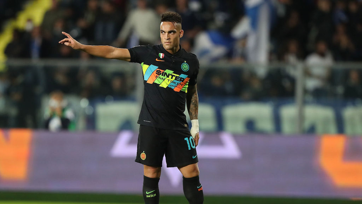 Lautaro Martinez nella sede dell’Inter: ha firmato il contratto fino al 2026 - immagine 1