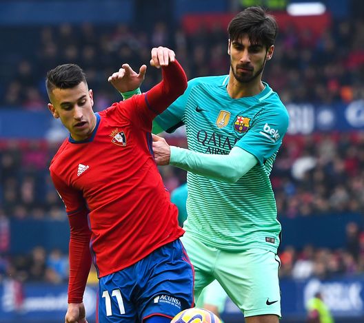 PAMPLONA, SPAIN - DECEMBER 10: Andre Gomes of FC Barcelona competes for the ball with Alex Berenguer of CA Osasuna during the La Liga match between CA Osasuna and FC Barcelona at Sadar stadium on December 10, 2016 in Pamplona, Spain. (Photo by David Ramos/Getty Images) PAMPLONA, SPAIN - DECEMBER 10: Andre Gomes of FC Barcelona competes for the ball with Alex Berenguer of CA Osasuna during the La Liga match between CA Osasuna and FC Barcelona at Sadar stadium on December 10, 2016 in Pamplona, Spain. (Photo by David Ramos/Getty Images)