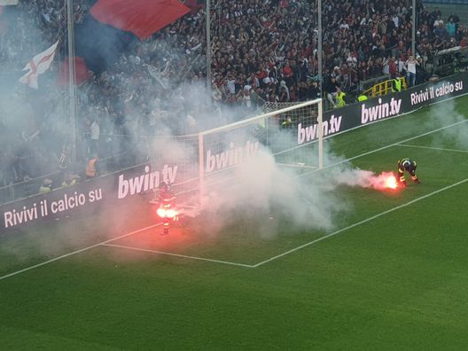 Fumogeni in campo al derby: multa di 12mila euro al Genoa- immagine 2