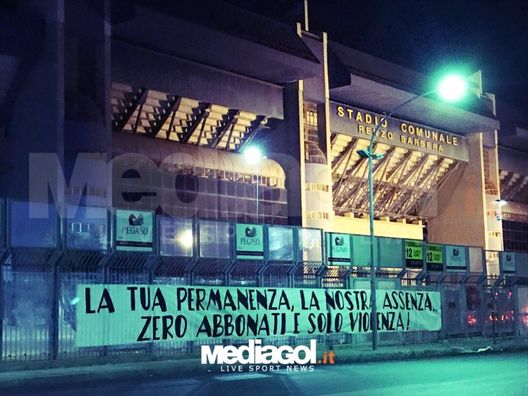 Striscione apparso allo stadio Renzo Barbera Striscione apparso allo stadio Renzo Barbera