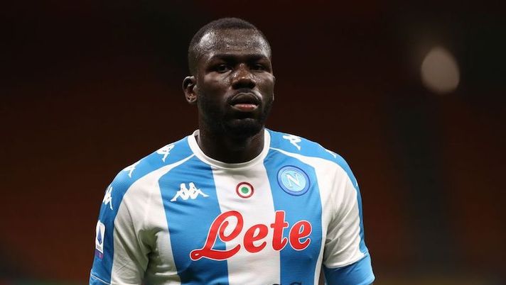 MILAN, ITALY - MARCH 14: Kalidou Koulibaly of SSC Napoli looks on during the Serie A match between AC Milan and SSC Napoli at Stadio Giuseppe Meazza on March 14, 2021 in Milan, Italy. (Photo by Marco Luzzani/Getty Images) Sky: “Napoli, ecco cosa filtra per Koulibaly in vista dell’ultima con il Verona” - immagine 1