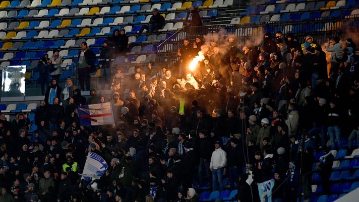 UFFICIALE – Il lancio dei petardi e i cori contro Napoli costano 15mila euro di multa alla Lazio - immagine 1