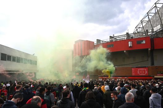 MANCHESTER, ENGLAND - MAY 02: Fans are seen protesting Manchester United's Glazer ownership outside the stadium prior to the Premier League match between Manchester United and Liverpool at Old Trafford on May 02, 2021 in Manchester, England. Sporting stadiums around the UK remain under strict restrictions due to the Coronavirus Pandemic as Government social distancing laws prohibit fans inside venues resulting in games being played behind closed doors. (Photo by Getty Images/Getty Images) United, si pensa a un nuovo Old Trafford da 80mila spettatori - immagine 1