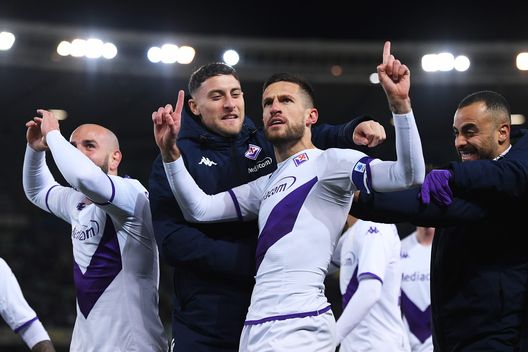 VERONA, ITALY - FEBRUARY 27: Cristiano Biraghi of ACF Fiorentina celebrates with teammates after scoring the team's third goal during the Serie A match between Hellas Verona and ACF Fiorentina at Stadio Marcantonio Bentegodi on February 27, 2023 in Verona, Italy. (Photo by Alessandro Sabattini/Getty Images) Biraghi