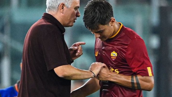 AS Roma's Portuguese coach Jose Mourinho (L) talks to AS Roma's Argentinian forward Paulo Dybala as he is being substituted during the Italian Serie A football match between AS Roma and Monza on August 30, 2022 at the Olympic stadium in Rome. (Photo by Alberto PIZZOLI / AFP) (Photo by ALBERTO PIZZOLI/AFP via Getty Images) Roma, Dybala in dubbio per l’Inter: cosa filtra. Occhio al ruolo di Pellegrini - immagine 1