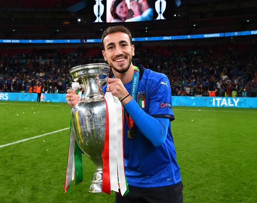 LONDON, ENGLAND - JULY 11: Gaetano Castrovilli of Italy celebrates with The Henri Delaunay Trophy following his team's victory in the UEFA Euro 2020 Championship Final between Italy and England at Wembley Stadium on July 11, 2021 in London, England. (Photo by Claudio Villa/Getty Images) Castrovilli