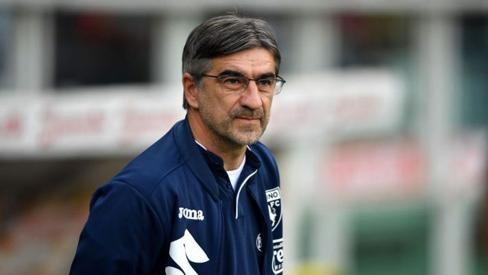 TURIN, ITALY - OCTOBER 15: Ivan Juric, Head Coach of Torino FC looks on prior to the Serie A match between Torino FC and Juventus at Stadio Olimpico di Torino on October 15, 2022 in Turin, Italy. (Photo by Valerio Pennicino/Getty Images) Juric: “Cosa succede a Singo! Sanabria c’è ma gioca Pellegrini, Miranchuk era affaticato” - immagine 1