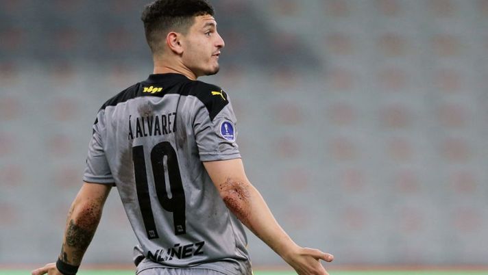 Uruguay's Penarol Agustin Alvarez Martinez gestures during the Copa Sudamericana semi-final second leg football match against Brazil's Athletico Paranaense, at the Arena da Baixada stadium, in Curitiba, Brazil, on September 30, 2021. (Photo by Heuler Andrey / POOL / AFP) (Photo by HEULER ANDREY/POOL/AFP via Getty Images) Il presidente del Penarol: “So che la Fiorentina rilancia per Alvarez, lo vogliono” - immagine 1