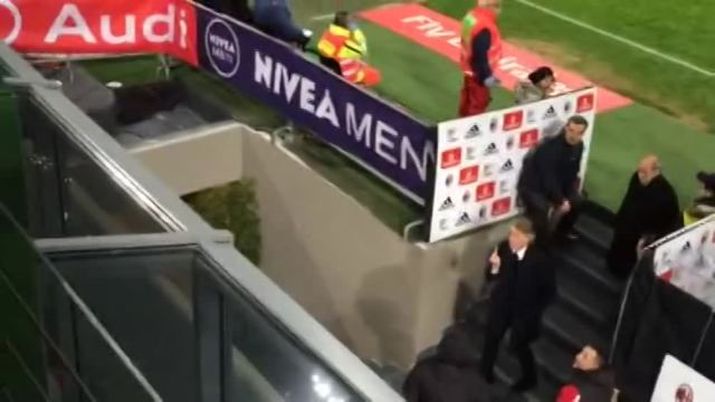Roberto Mancini dito medio ai tifosi del Milan, espulso durante il derby 