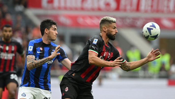 MILAN, ITALY - SEPTEMBER 03: Olivier Giroud of AC Milan competes for the ball with Alessandro Bastoni of FC Internazionale during the Serie A match between AC Milan and FC Internazionale at Stadio Giuseppe Meazza on September 03, 2022 in Milan, Italy. (Photo by Claudio Villa/AC Milan via Getty Images) Derby milanese, Cassano sbotta: “Bastoni si svegli e la smetta di mettere like sui social…!” - immagine 1