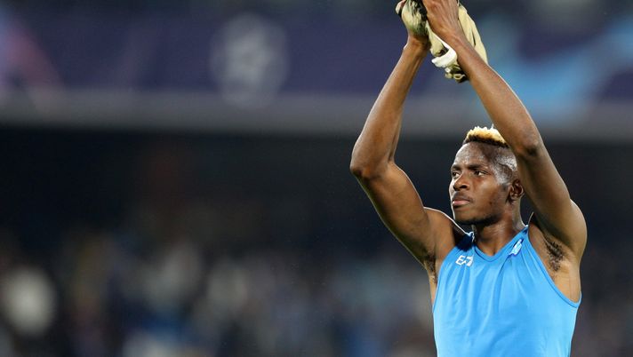 NAPLES, ITALY - OCTOBER 12: Victor Osimhen of SSC Napoli celebrates the victory after the UEFA Champions League group A match between SSC Napoli and AFC Ajax at Stadio Diego Armando Maradona on October 12, 2022 in Naples, Italy. (Photo by Francesco Pecoraro/Getty Images) Osimhen, l’agente: “Victor ha insistito per restare a Napoli, è legato al gruppo” - immagine 1