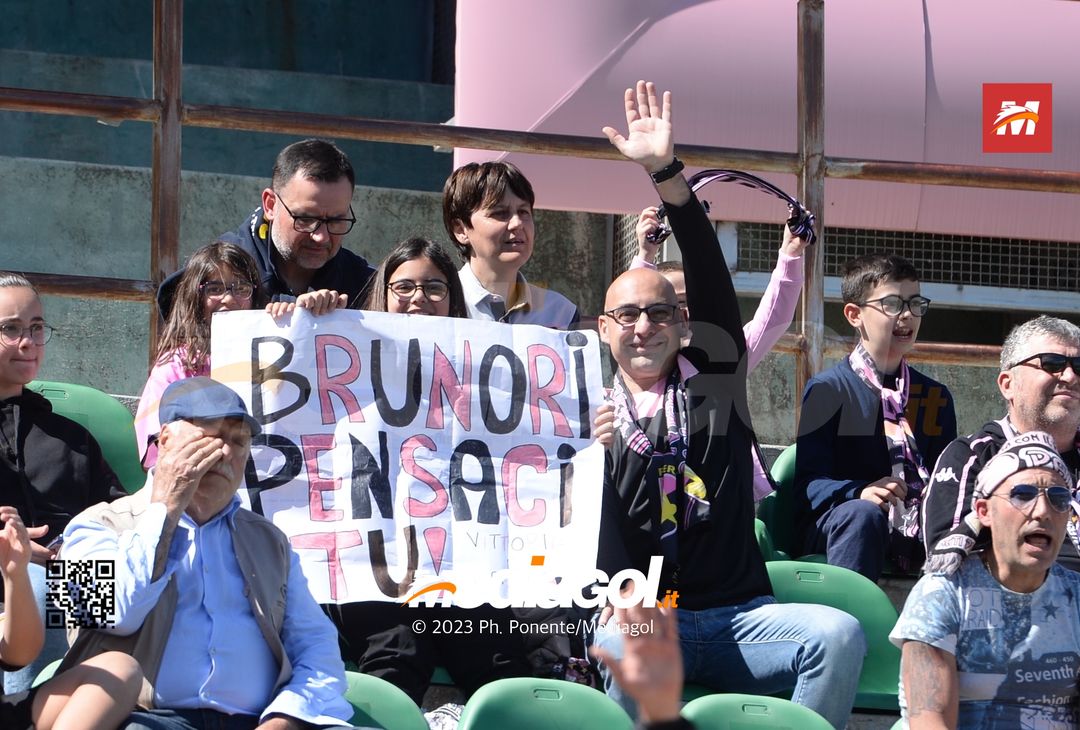 FOTOTIFO Palermo-Benevento 1-1, gli scatti ai tifosi al “Renzo Barbera” (Gallery) - immagine 27
