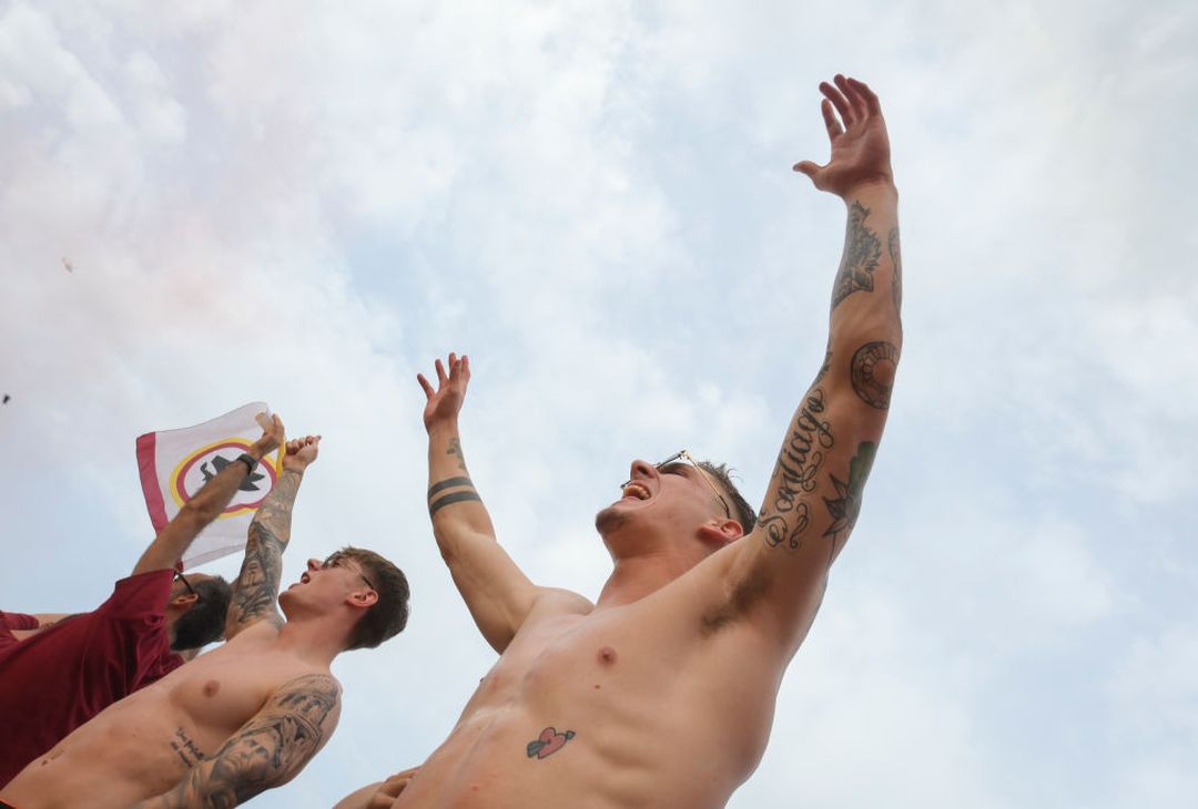 Roma, il popolo giallorosso in festa visto dal pullman della squadra – FOTO GALLERY - immagine 3