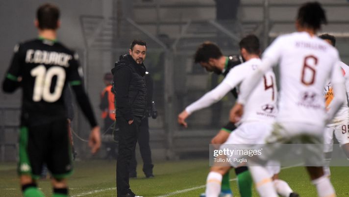 REGGIO NELL'EMILIA, ITALY - FEBRUARY 01: Head coach Roberto De Zerbi of Sassuolo looks on during the Serie A match between US Sassuolo and  AS Roma at Mapei Stadium - Città del Tricolore on February 01, 2020 in Reggio nell'Emilia, Italy. (Photo by Tullio M. Puglia/Getty Images) 