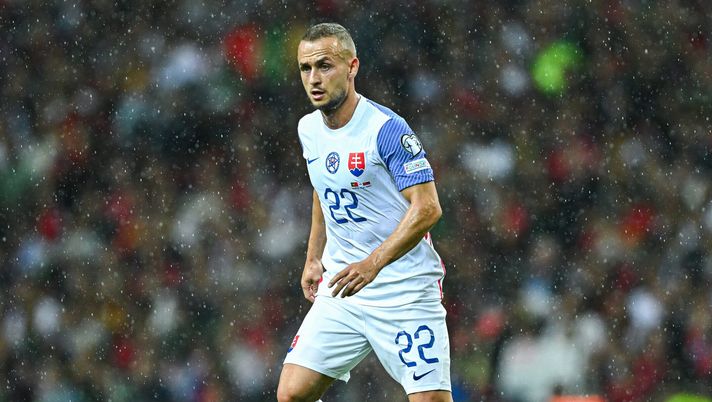 PORTO, PORTUGAL - OCTOBER 13: Stanislav Lobotka of Slovakia in action during the UEFA EURO 2024 European qualifier match between Portugal and Slovakia at Estadio do Dragao on October 13, 2023 in Porto, Portugal. (Photo by Octavio Passos/Getty Images) Slovacchia-Austria, le formazioni ufficiali: la scelta di Calzona su Lobotka - immagine 1