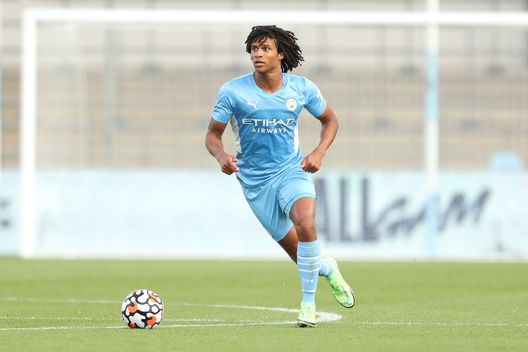 MANCHESTER, ENGLAND - AUGUST 03: Nathan Ake of Manchester City runs with the ball during the Pre-Season Friendly match between Manchester City and Blackpool at Manchester City Football Academy on August 03, 2021 in Manchester, England. (Photo by Lewis Storey/Getty Images) MANCHESTER, ENGLAND - AUGUST 03: Nathan Ake of Manchester City runs with the ball during the Pre-Season Friendly match between Manchester City and Blackpool at Manchester City Football Academy on August 03, 2021 in Manchester, England. (Photo by Lewis Storey/Getty Images)