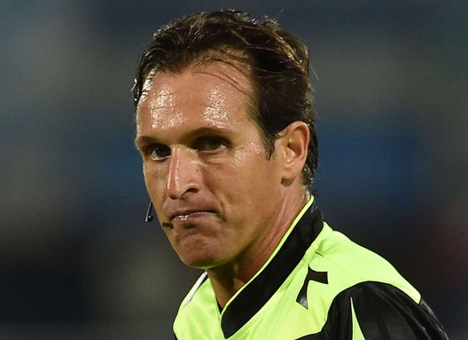 PESCARA, ITALY - SEPTEMBER 21:  Referee Luca Banti during the Serie A match between Pescara Calcio and FC Torino at Adriatico Stadium on September 21, 2016 in Pescara, Italy.  (Photo by Giuseppe Bellini/Getty Images) 