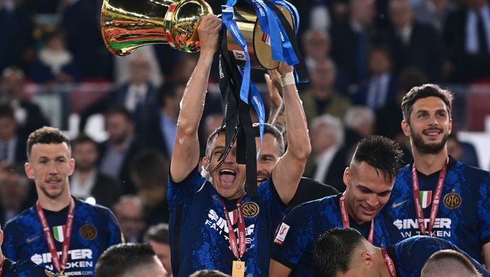 ROME, ITALY - MAY 11: Alexis Sánchez of FC Internazioanle lifts the trophy after winning the Coppa Italia Final match between Juventus and FC Internazionale at Stadio Olimpico on May 11, 2022 in Rome, Italy. (Photo by Mattia Ozbot - Inter/Inter via Getty Images) Coppa Italia: Canale 5 ha già deciso la vincitrice… - immagine 1