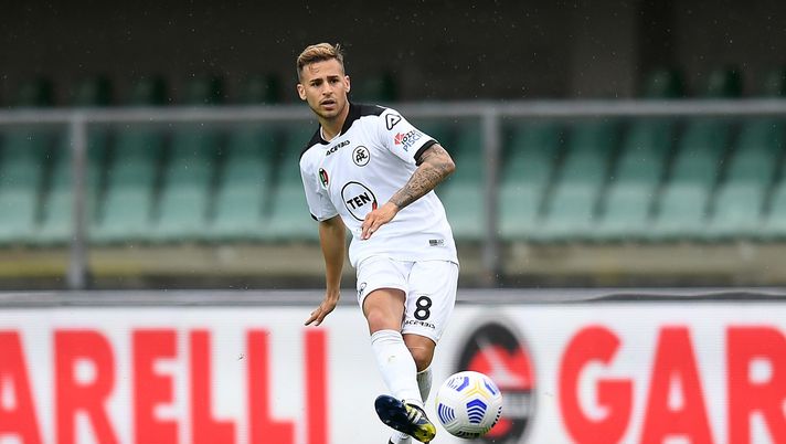 VERONA, ITALY - MAY 01: Matteo Ricci of Spezia CalcIo in action during the Serie A match between Hellas Verona FC and Spezia Calcio at Stadio Marcantonio Bentegodi on May 01, 2021 in Verona, Italy. Sporting stadiums around Italy remain under strict restrictions due to the Coronavirus Pandemic as Government social distancing laws prohibit fans inside venues resulting in games being played behind closed doors. (Photo by Alessandro Sabattini/Getty Images) VERONA, ITALY - MAY 01: Matteo Ricci of Spezia CalcIo in action during the Serie A match between Hellas Verona FC and Spezia Calcio at Stadio Marcantonio Bentegodi on May 01, 2021 in Verona, Italy. Sporting stadiums around Italy remain under strict restrictions due to the Coronavirus Pandemic as Government social distancing laws prohibit fans inside venues resulting in games being played behind closed doors. (Photo by Alessandro Sabattini/Getty Images)