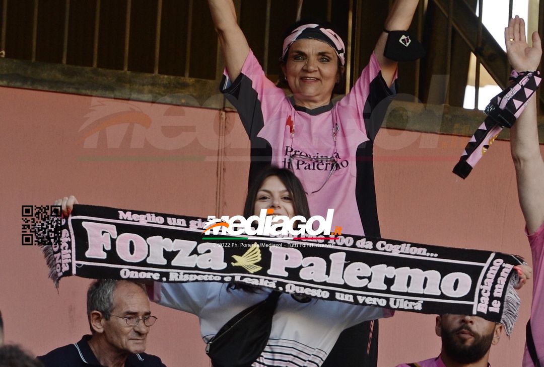Fototifo, facce da Serie B. I tifosi allo stadio per Palermo-Padova 1-0 - immagine 50