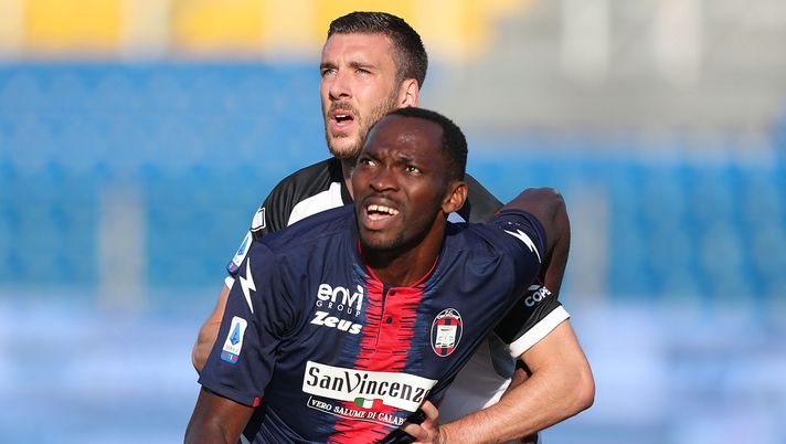 PARMA, ITALY - APRIL 24: Nwankwo Simy of FC Crotone in action against Mattia Bani od Parma Calcio during the Serie A match between Parma Calcio and FC Crotone at Stadio Ennio Tardini on April 24, 2021 in Parma, Italy. Sporting stadiums around Italy remain under strict restrictions due to the Coronavirus Pandemic as Government social distancing laws prohibit fans inside venues resulting in games being played behind closed doors. (Photo by Gabriele Maltinti/Getty Images) PARMA, ITALY - APRIL 24: Nwankwo Simy of FC Crotone in action against Mattia Bani od Parma Calcio during the Serie A match between Parma Calcio and FC Crotone at Stadio Ennio Tardini on April 24, 2021 in Parma, Italy. Sporting stadiums around Italy remain under strict restrictions due to the Coronavirus Pandemic as Government social distancing laws prohibit fans inside venues resulting in games being played behind closed doors. (Photo by Gabriele Maltinti/Getty Images)