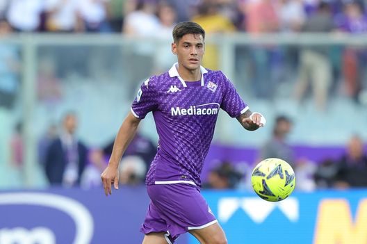 FLORENCE, ITALY - MAY 27: Lucas Martinez Quarta of ACF Fiorentina looks on during the Serie A match between ACF Fiorentina and AS Roma at Stadio Artemio Franchi on May 27, 2023 in Florence, Italy. (Photo by Gabriele Maltinti/Getty Images) Matteini: “Mercato? Molto dipenderà dalla finale di Conference League”- immagine 2