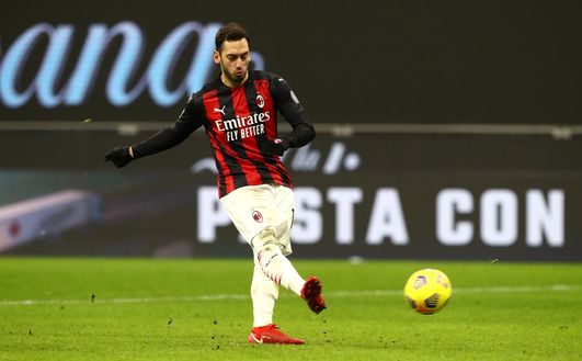 Calhanoglu trasforma l'ultimo e decisivo rigore di Milan-Torino Calhanoglu trasforma l'ultimo e decisivo rigore di Milan-Torino