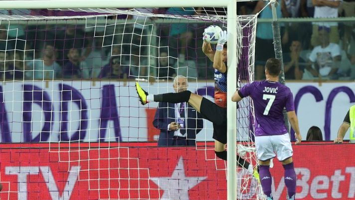FLORENCE, ITALY - AUGUST 14: Ionut Radu goalkeeper of US Cremonese scores own goal during the Serie A match between ACF Fiorentina and US Cremonese at Stadio Artemio Franchi on August 14, 2022 in Florence, Italy. (Photo by Gabriele Maltinti/Getty Images) BREAKING – Gol di Mandragora o autogol di Radu, la decisione della Lega - immagine 1
