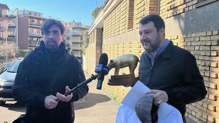 Tapiro d’Oro per Salvini: “È un premio di pace, lo metterò all’asta per aiutare l’Ucraina”  Tapiro d’Oro per Salvini: “È un premio di pace, lo metterò all’asta per aiutare l’Ucraina” - immagine 1