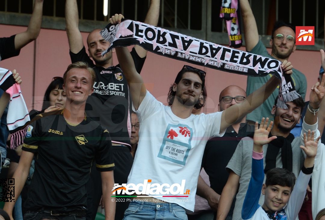 Fototifo, i tifosi allo stadio per Palermo-Feralpisaló 1-0 (gallery) - immagine 93
