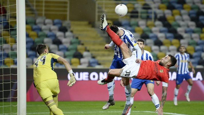 AVEIRO, PORTUGAL - DECEMBER 23: Nicolas Otamendi of SL Benfica attempts to clear the ball under pressure from Mateus Uribe of FC Porto during the Portuguese Super Cup final between FC Porto and SL Benfica at Estadio Municipal de Aveiro on December 23, 2020 in Aveiro, Portugal. Sporting stadiums around Portugal remain under strict restrictions due to the Coronavirus Pandemic as Government social distancing laws prohibit fans inside venues resulting in games being played behind closed doors. (Photo by Octavio Passos/Getty Images) AVEIRO, PORTUGAL - DECEMBER 23: Nicolas Otamendi of SL Benfica attempts to clear the ball under pressure from Mateus Uribe of FC Porto during the Portuguese Super Cup final between FC Porto and SL Benfica at Estadio Municipal de Aveiro on December 23, 2020 in Aveiro, Portugal. Sporting stadiums around Portugal remain under strict restrictions due to the Coronavirus Pandemic as Government social distancing laws prohibit fans inside venues resulting in games being played behind closed doors. (Photo by Octavio Passos/Getty Images)