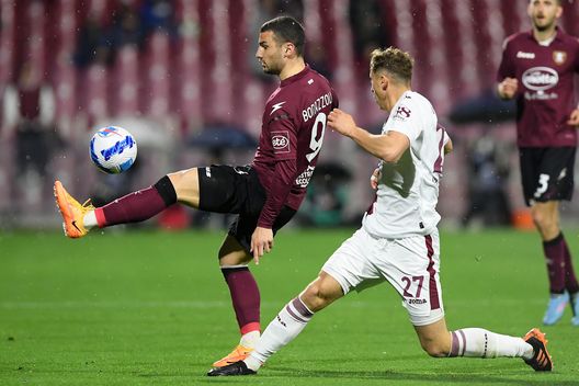 SALERNO, ITALY - APRIL 02: Federico Bonazzoli of US Salernitana vies with Mergim Vojvoda of Torino FC during the Serie A match between US Salernitana and Torino FC at Stadio Arechi on April 02, 2022 in Salerno, Italy. (Photo by Francesco Pecoraro/Getty Images)