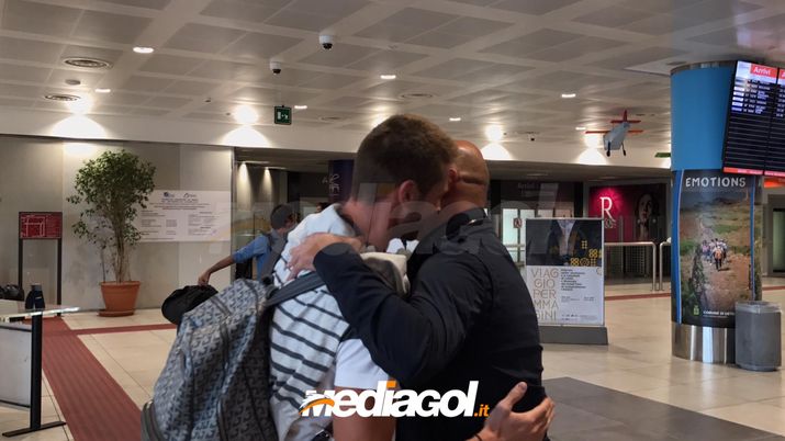 FOTO Palermo, l’arrivo di Roberto Stellone in aeroporto: il tecnico rosanero abbraccia Rajkovic  FOTO Palermo, l’arrivo di Roberto Stellone in aeroporto: il tecnico rosanero abbraccia Rajkovic